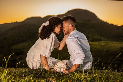 As melhores ideias e inspirações criativas de fotos de ensaio pré wedding no Mirante do Saboó em São Roque'