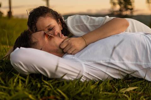 As melhores ideias e inspirações criativas de fotos de ensaio pré wedding no Mirante do Saboó em São Roque'