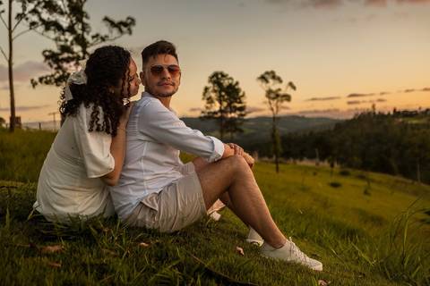As melhores ideias e inspirações criativas de fotos de ensaio pré wedding no Mirante do Saboó em São Roque'