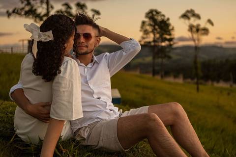 As melhores ideias e inspirações criativas de fotos de ensaio pré wedding no Mirante do Saboó em São Roque'