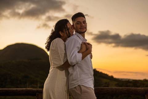 As melhores ideias e inspirações criativas de fotos de ensaio pré wedding no Mirante do Saboó em São Roque'