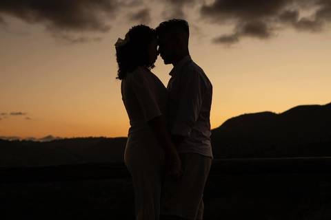As melhores ideias e inspirações criativas de fotos de ensaio pré wedding no Mirante do Saboó em São Roque'