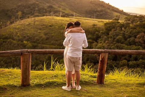 As melhores ideias e inspirações criativas de fotos de ensaio pré wedding no Mirante do Saboó em São Roque'