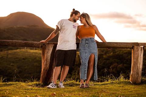 As melhores ideias e inspirações criativas de fotos de ensaio pré wedding no Mirante do Saboó em São Roque'