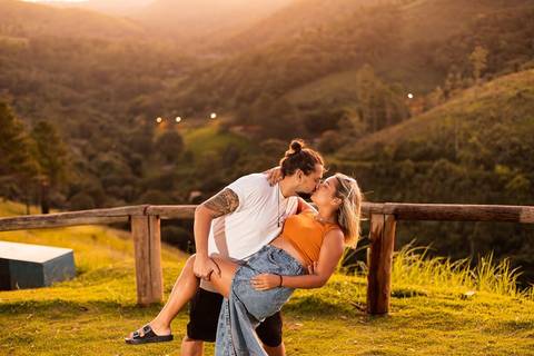 As melhores ideias e inspirações criativas de fotos de ensaio pré wedding no Mirante do Saboó em São Roque'