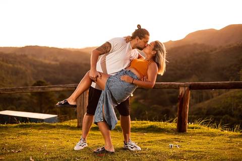 As melhores ideias e inspirações criativas de fotos de ensaio pré wedding no Mirante do Saboó em São Roque'