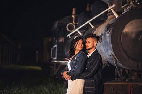 As melhores ideias e inspirações criativas de fotos de ensaio pré wedding na Maria Fumaça em São Roque'