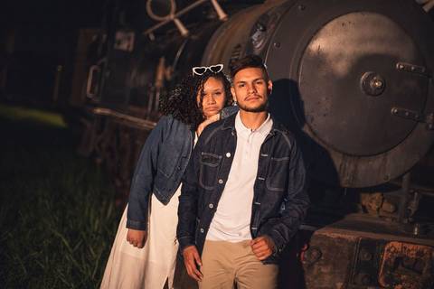 As melhores ideias e inspirações criativas de fotos de ensaio pré wedding na Maria Fumaça em São Roque'