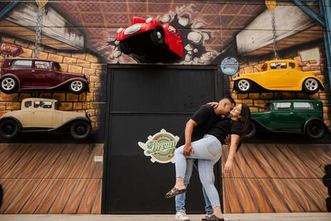 As melhores ideias e inspirações criativas de fotos de ensaio pré wedding no Museu dos Carros'