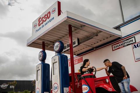 As melhores ideias e inspirações criativas de fotos de ensaio pré wedding no Museu dos Carros'