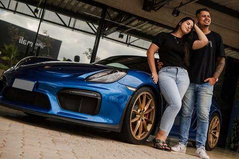 As melhores ideias e inspirações criativas de fotos de ensaio pré wedding no Museu dos Carros'