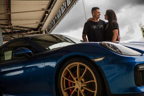 As melhores ideias e inspirações criativas de fotos de ensaio pré wedding no Museu dos Carros'