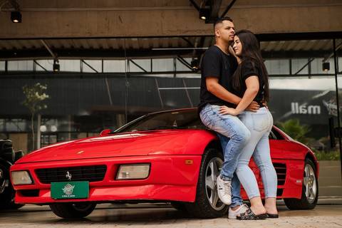 As melhores ideias e inspirações criativas de fotos de ensaio pré wedding no Museu dos Carros'