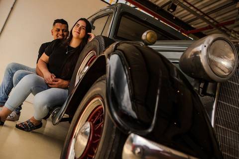 As melhores ideias e inspirações criativas de fotos de ensaio pré wedding no Museu dos Carros'