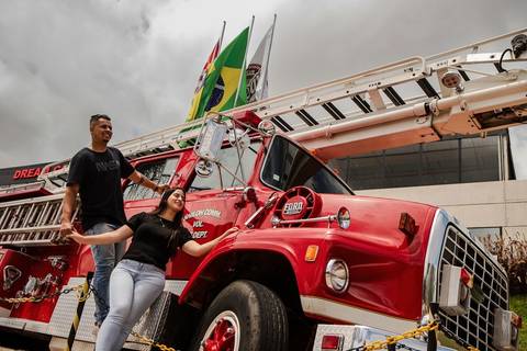 As melhores ideias e inspirações criativas de fotos de ensaio pré wedding no Museu dos Carros'
