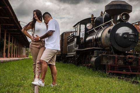 As melhores ideias e inspirações criativas de fotos de ensaio pré wedding na Maria Fumaça'