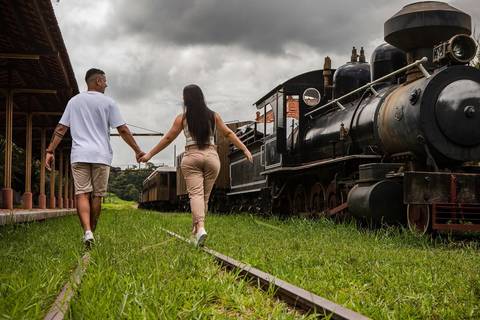 As melhores ideias e inspirações criativas de fotos de ensaio pré wedding na Maria Fumaça'