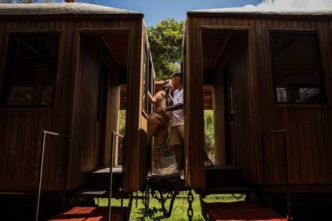 As melhores ideias e inspirações criativas de fotos de ensaio pré wedding na Maria Fumaça'