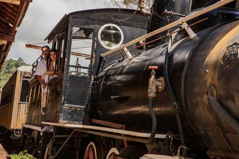 As melhores ideias e inspirações criativas de fotos de ensaio pré wedding na Maria Fumaça'