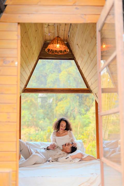 As melhores ideias e inspirações criativas de fotos de ensaio pré wedding românticas no Bangalô Alumiar na cidade de Socorro - SP'