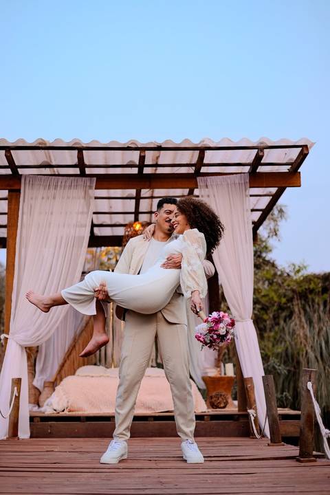 As melhores ideias e inspirações criativas de fotos de ensaio pré wedding românticas no Bangalô Alumiar na cidade de Socorro - SP'