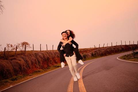 As melhores ideias e inspirações criativas de fotos de ensaio pré wedding românticas no Bangalô Alumiar na cidade de Socorro - SP'