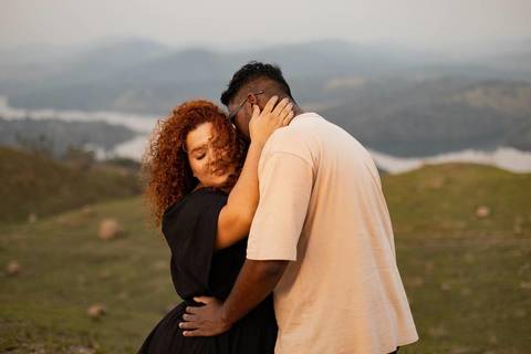 As melhores ideias e inspirações criativas de fotos de ensaio pré wedding no Morro do Capuava'