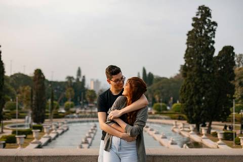 As melhores ideias e inspirações criativas de fotos de ensaio pré wedding no Museu do Ipiranga, Hamburgueria 212 Burger e Avenida Paulista'