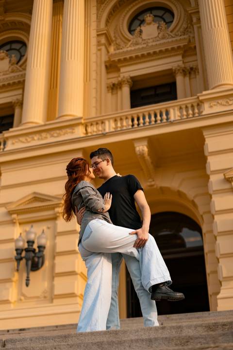As melhores ideias e inspirações criativas de fotos de ensaio pré wedding no Museu do Ipiranga, Hamburgueria 212 Burger e Avenida Paulista'