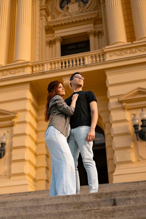 As melhores ideias e inspirações criativas de fotos de ensaio pré wedding no Museu do Ipiranga, Hamburgueria 212 Burger e Avenida Paulista'