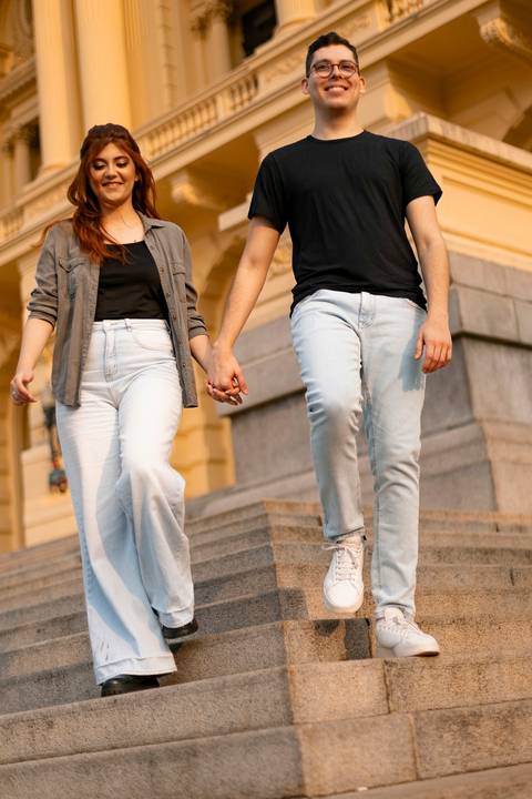As melhores ideias e inspirações criativas de fotos de ensaio pré wedding no Museu do Ipiranga, Hamburgueria 212 Burger e Avenida Paulista'