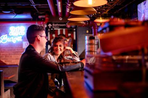 As melhores ideias e inspirações criativas de fotos de ensaio pré wedding no Museu do Ipiranga, Hamburgueria 212 Burger e Avenida Paulista'