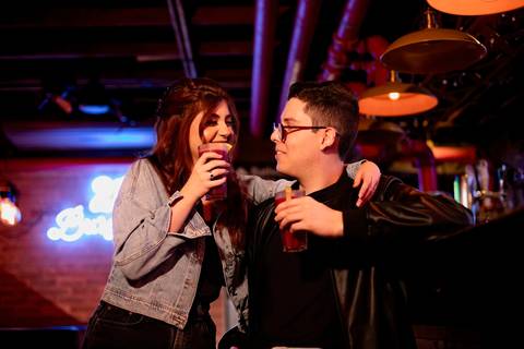 As melhores ideias e inspirações criativas de fotos de ensaio pré wedding no Museu do Ipiranga, Hamburgueria 212 Burger e Avenida Paulista'