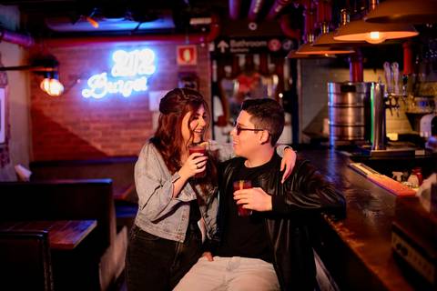 As melhores ideias e inspirações criativas de fotos de ensaio pré wedding no Museu do Ipiranga, Hamburgueria 212 Burger e Avenida Paulista'