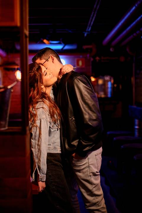 As melhores ideias e inspirações criativas de fotos de ensaio pré wedding no Museu do Ipiranga, Hamburgueria 212 Burger e Avenida Paulista'