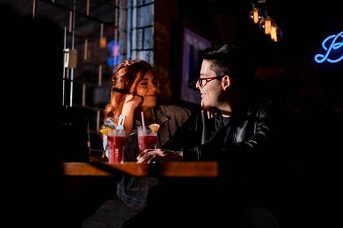 As melhores ideias e inspirações criativas de fotos de ensaio pré wedding no Museu do Ipiranga, Hamburgueria 212 Burger e Avenida Paulista'