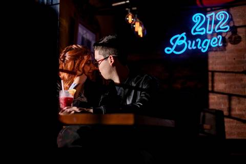 As melhores ideias e inspirações criativas de fotos de ensaio pré wedding no Museu do Ipiranga, Hamburgueria 212 Burger e Avenida Paulista'