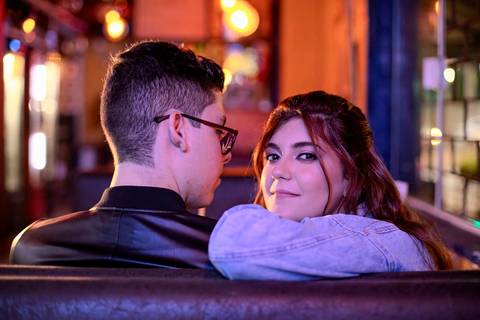 As melhores ideias e inspirações criativas de fotos de ensaio pré wedding no Museu do Ipiranga, Hamburgueria 212 Burger e Avenida Paulista'