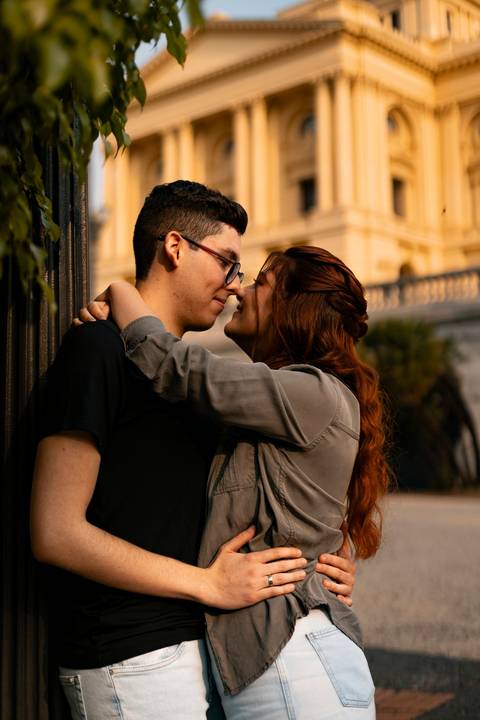 As melhores ideias e inspirações criativas de fotos de ensaio pré wedding no Museu do Ipiranga, Hamburgueria 212 Burger e Avenida Paulista'