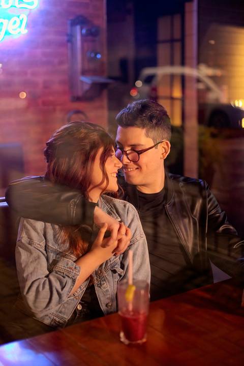 As melhores ideias e inspirações criativas de fotos de ensaio pré wedding no Museu do Ipiranga, Hamburgueria 212 Burger e Avenida Paulista'