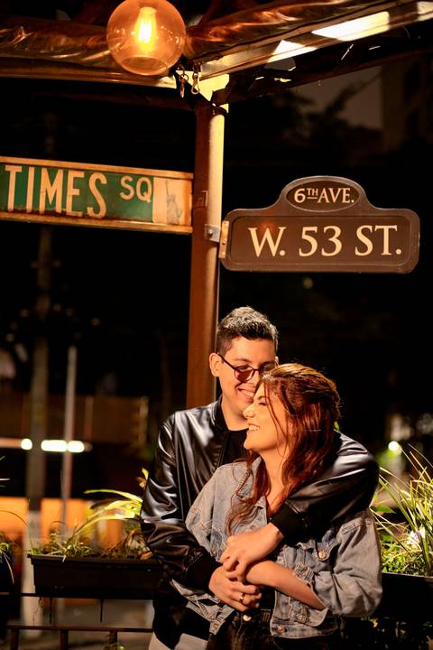 As melhores ideias e inspirações criativas de fotos de ensaio pré wedding no Museu do Ipiranga, Hamburgueria 212 Burger e Avenida Paulista'