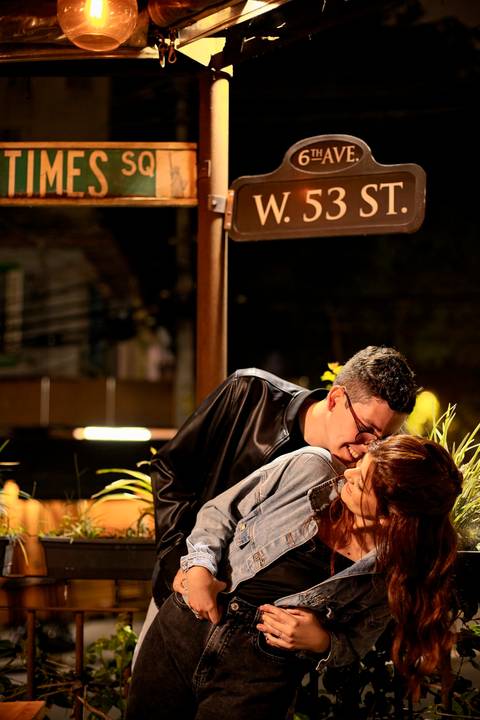 As melhores ideias e inspirações criativas de fotos de ensaio pré wedding no Museu do Ipiranga, Hamburgueria 212 Burger e Avenida Paulista'