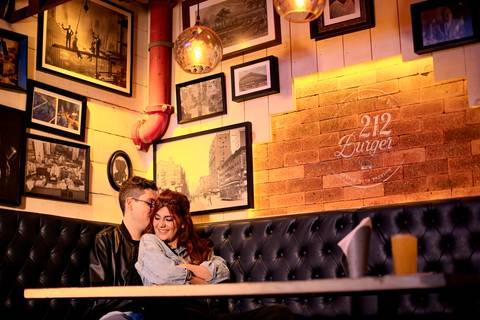 As melhores ideias e inspirações criativas de fotos de ensaio pré wedding no Museu do Ipiranga, Hamburgueria 212 Burger e Avenida Paulista'