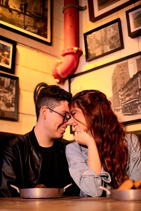 As melhores ideias e inspirações criativas de fotos de ensaio pré wedding no Museu do Ipiranga, Hamburgueria 212 Burger e Avenida Paulista'