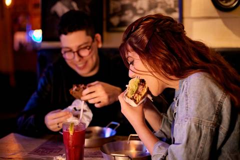 As melhores ideias e inspirações criativas de fotos de ensaio pré wedding no Museu do Ipiranga, Hamburgueria 212 Burger e Avenida Paulista'