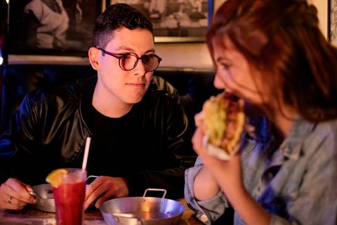 As melhores ideias e inspirações criativas de fotos de ensaio pré wedding no Museu da Ipiranga, Hamburgueria 212 Burger e Avenida Paulista'