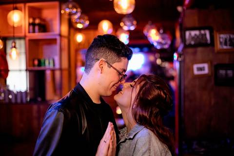 As melhores ideias e inspirações criativas de fotos de ensaio pré wedding no Museu da Ipiranga, Hamburgueria 212 Burger e Avenida Paulista'