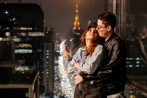 As melhores ideias e inspirações criativas de fotos de ensaio pré wedding no Museu da Ipiranga, Hamburgueria 212 Burger e Avenida Paulista'