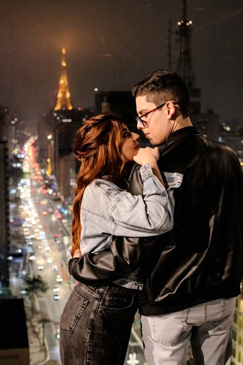 As melhores ideias e inspirações criativas de fotos de ensaio pré wedding no Museu da Ipiranga, Hamburgueria 212 Burger e Avenida Paulista'