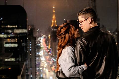 As melhores ideias e inspirações criativas de fotos de ensaio pré wedding no Museu da Ipiranga, Hamburgueria 212 Burger e Avenida Paulista'